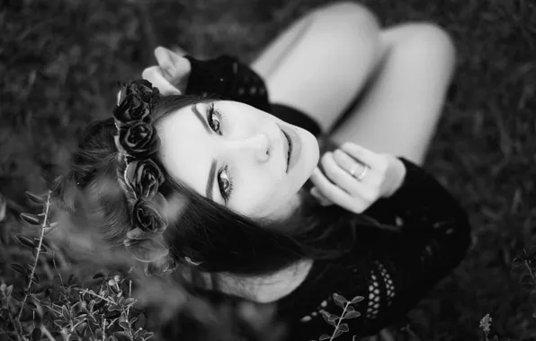 Черно-белое фото девушки с цветами на голове | Премиум Фото