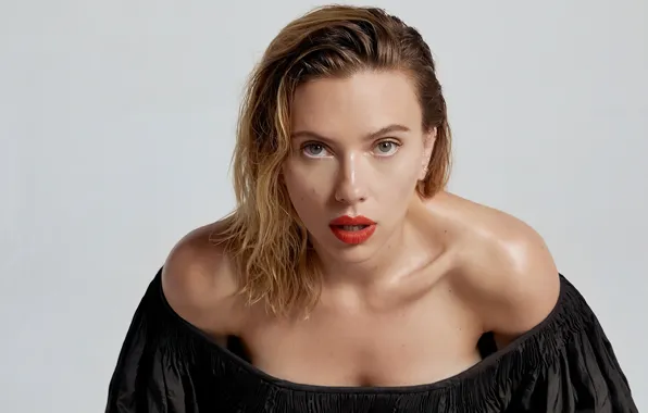 Картинка взгляд, девушка, поза, фото, актриса, Scarlett Johansson, губы, плечи