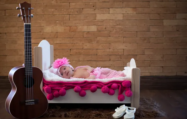 Гитара, кровать, младенец