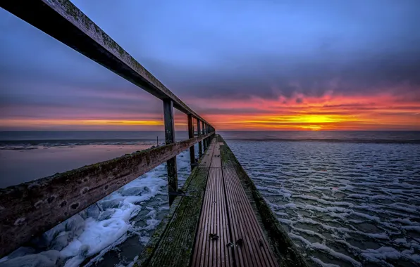 Netherlands, North Holland, Edam-Volendam, Pier to Sunrise