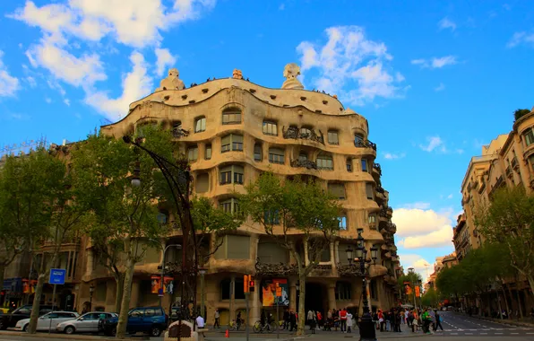 Картинка небо, деревья, люди, улица, дома, Испания, Барселона, Гауди