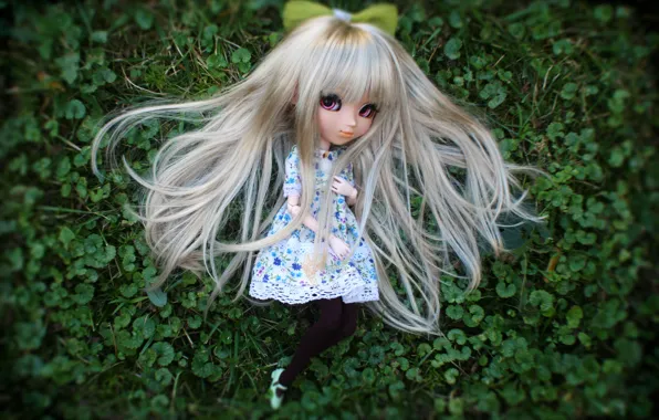 Трава, кукла, длинные волосы