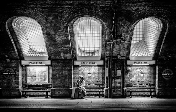 Картинка свет, метро, женщина, Англия, Лондон, окна, чемодан, скамейки