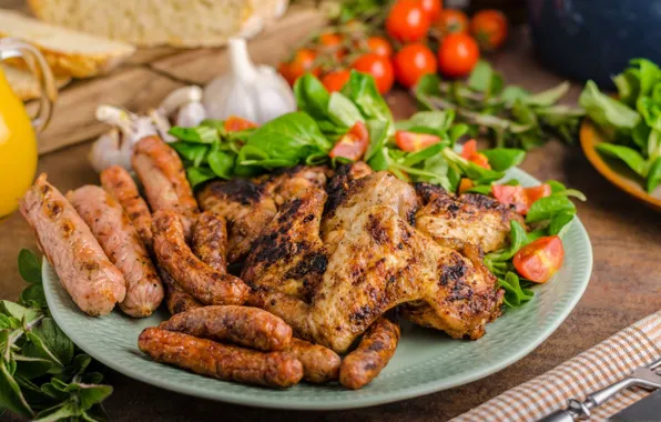 Листья, сосиски, мясо, помидоры
