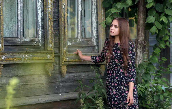 Картинка девушка, дом, окна, платье, крапива, Анна Седова