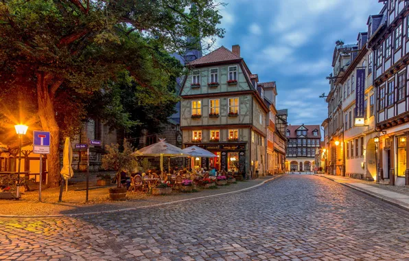 Улица, здания, вечер, Германия, фонарь, кафе, Quedlinburg