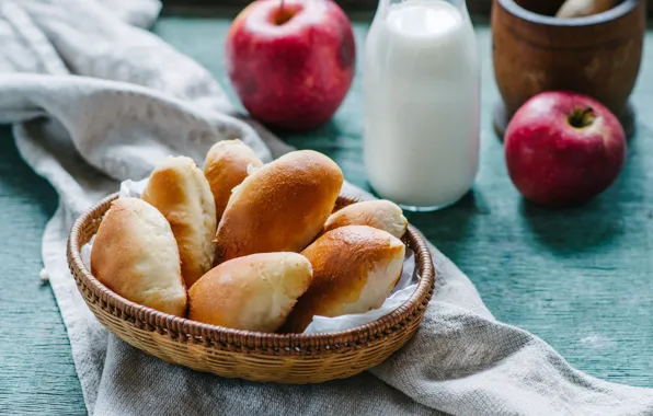 Яблоки, молоко, пирожки