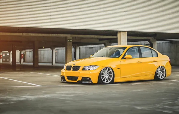 Картинка бмв, BMW, парковка, жёлтая, yellow, подвеска, 3 series, E90