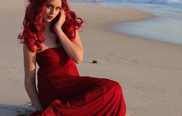 Картинка песок, море, девушка, макияж, помада, красное платье, кудри, красные волосы