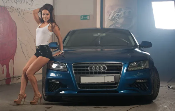 Картинка авто, взгляд, Audi, Девушки, гараж, красивая девушка, позирует над машиной
