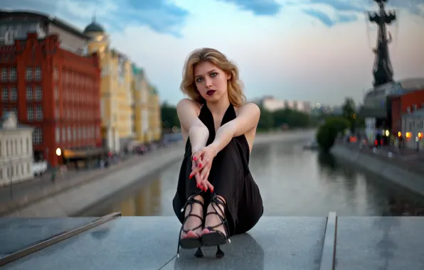 Картинка девушка, река, город