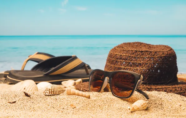 Картинка песок, море, пляж, лето, отдых, шляпа, очки, ракушки