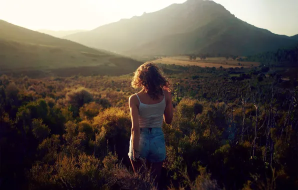 Картинка girl, grass, shorts, legs, nature, photo, photographer, mountains