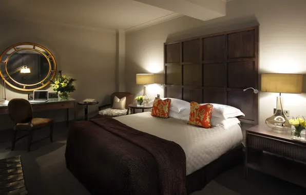 Картинка кровать, подушки, зеркало, столик, спальня