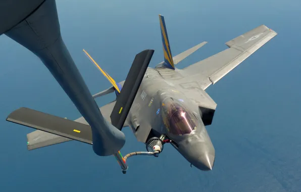 Небо, ВВС США, истребитель-бомбардировщик, F-35C, заправляется от KC-135 самолёта-заправщика