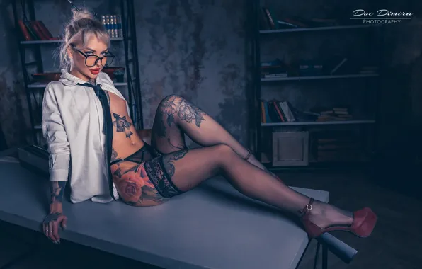 Грудь, девушка, поза, чулки, тату, очки, галстук, туфли