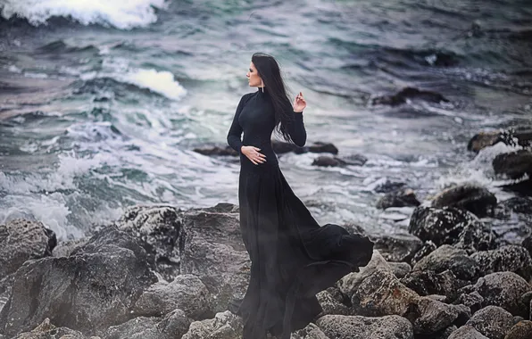 Картинка море, волны, девушка, камни, профиль, черное платье