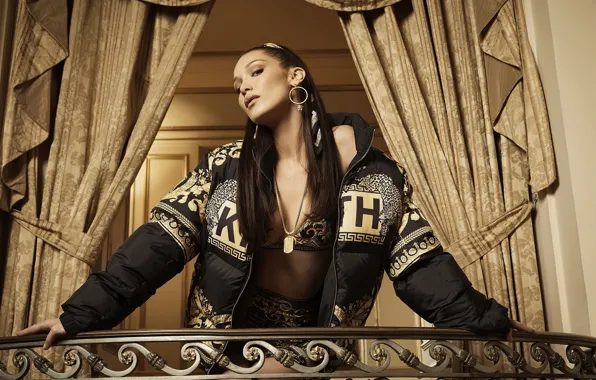 Взгляд, Versace, Белла Хадид, Bella Hadid, модель позирует, рекламная компания