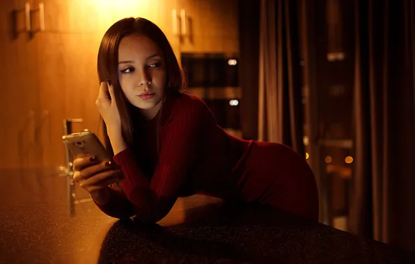 Картинка dress, model, women, brunette, smartphone, red dress, hips, bent over