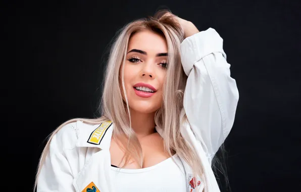 Картинка грудь, девушка, лицо, улыбка, волосы, куртка, блондинка, красивая девушка