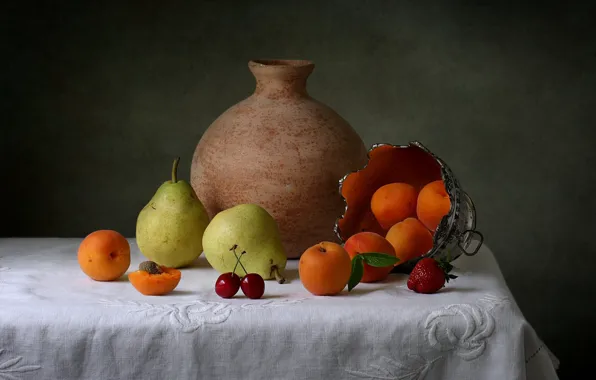 Клубника, груша, кувшин, абрикос, черешня