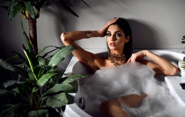 Картинка взгляд, пена, украшения, секси, поза, растение, мокрая, ожерелье