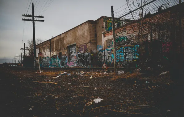Картинка гроза, город, граффити, линии электропередачи, железнодорожные, серые облака