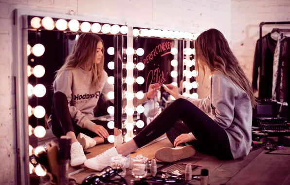 Девушка, поза, модель, кеды, зеркало, помада, косметика, Gigi Hadid