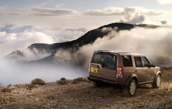 Картинка дорога, небо, облака, горы, джип, внедорожник, Land Rover, вид сзади