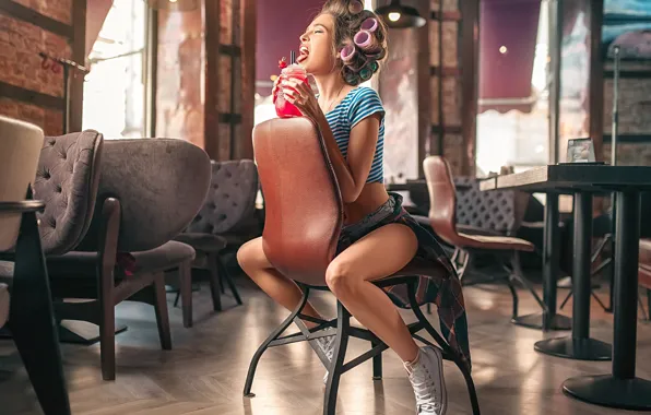 Картинка девушка, поза, настроение, ноги, кеды, стул, кафе, напиток