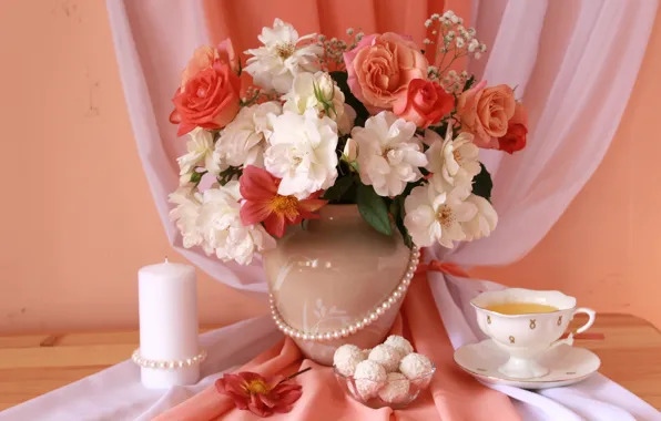 Чай, розы, свеча, ожерелье, конфеты, ткань, натюрморт