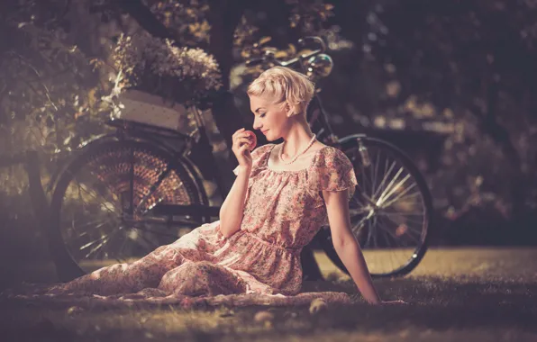 Девушка, велосипед, ретро, листва, яблоко, блондинка, бусы, профиль