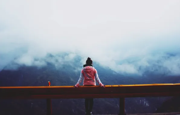 Картинка девушка, туман, спина. горы