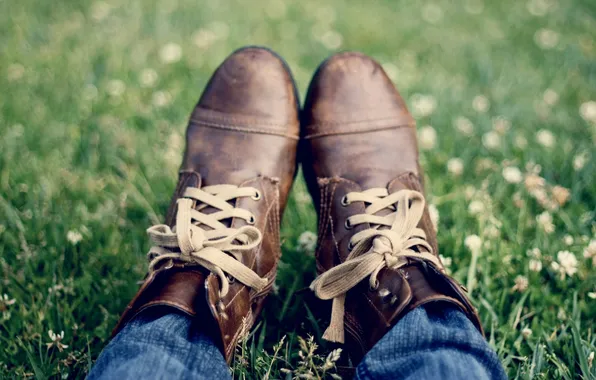 Трава, джинсы, ботинки, шнурки