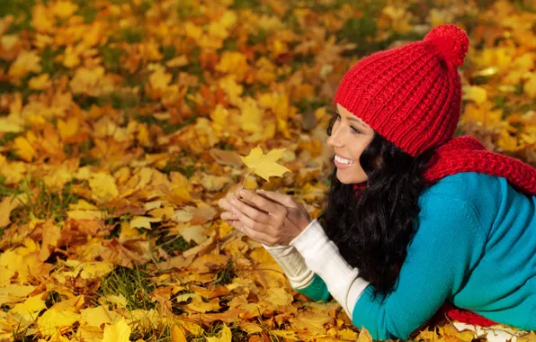 Картинка осень, листья, Девушки, woman, smile, autumn, leaves