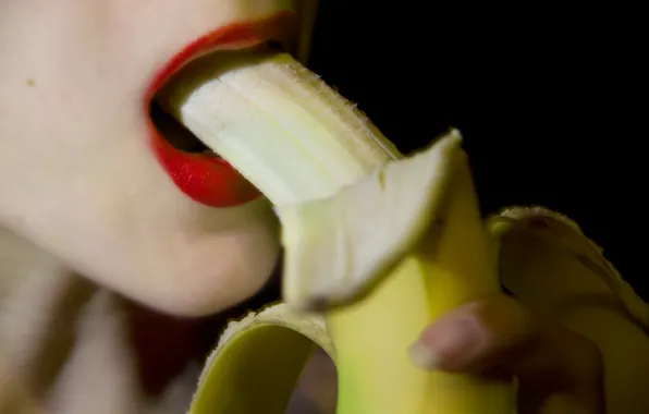 Девушка, еда, банан
