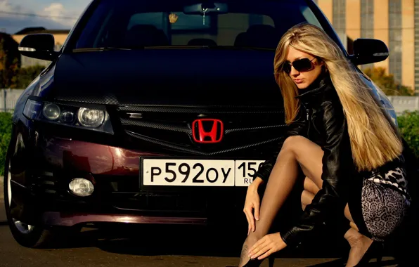 Девушки, Блондинка, в очках, Красивая девушка, Российский номер, сидим над машиной Honda