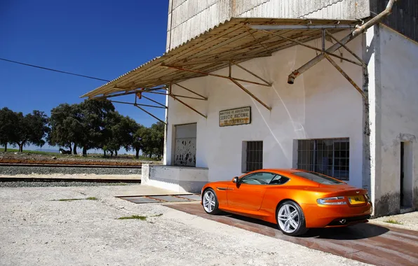 Картинка Aston Martin, Оранжевый, День, Астон, Здание, Купэ, Stratus