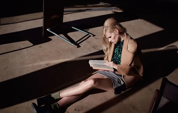 Модель, блондинка, сидит, на полу, фотосессия, читает, книгу, Lara Stone