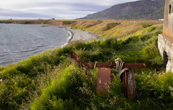 Картинка море, трава, берег, веревка, Исландия, постройка, железка