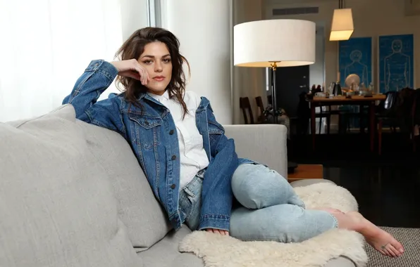 Поза, комната, диван, актриса, Калли Эрнандес, Callie Hernandez