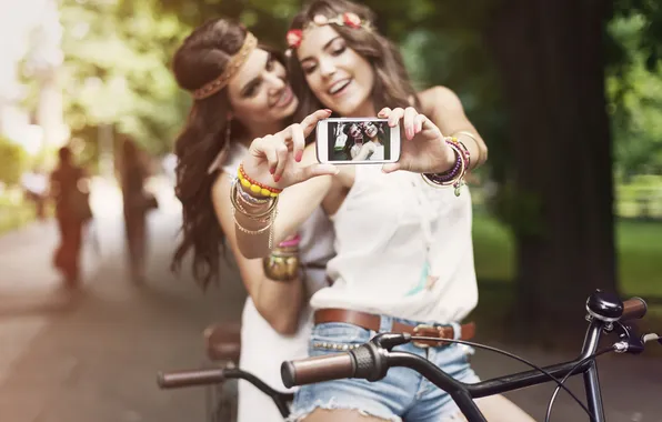 Велосипед, девушки, камера, дружба, телефон, улыбки, подруги