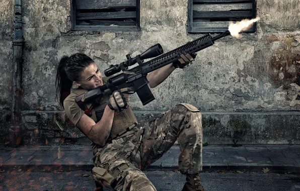 Картинка девушка, лицо, оружие, стрельба, форма, штурмовая винтовка, прицельный огонь