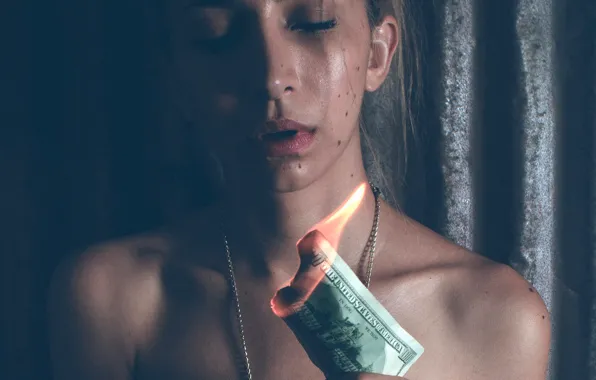 Картинка девушка, огонь, доллары, купюра
