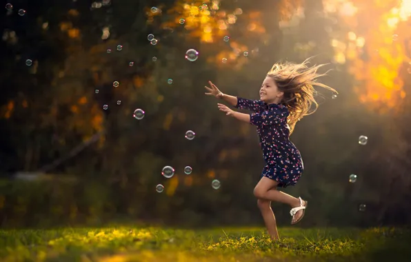 Картинка радость, бег, мыльные пузыри, девочка