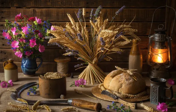 Пшеница, цветы, колоски, хлеб, кружка, фонарь, натюрморт, серп