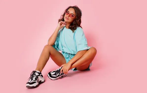 Картинка girl, shorts, woman, glasses, sneakers, tanned