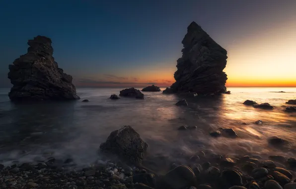 Картинка море, закат, галька, камни, скалы, побережье, вечер