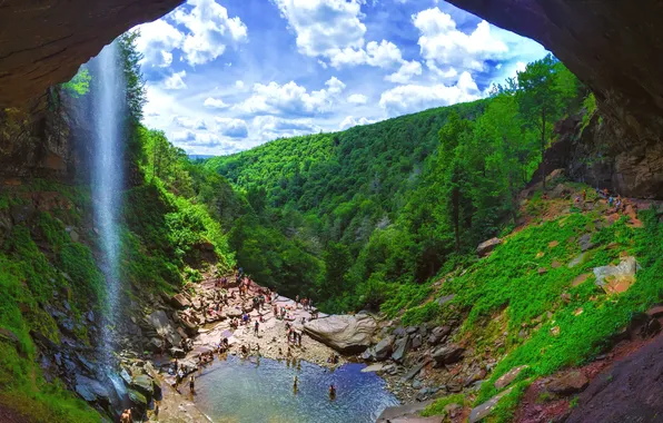 Лес, пляж, облака, озеро, люди, берег, склоны, водопад