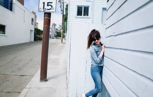 Картинка девушка, поза, улица, брюнетка, очки, джинс